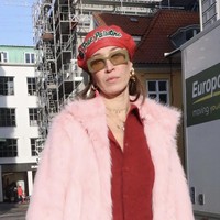 Tak hanya tampil dengan keffiyeh, Alana yang beda ibu dengan Bella dan Gigi Hadid itu juga mendesain topi khusus dengan tulisan Free Palestine. Foto: dok. Instagram