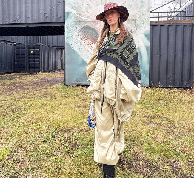 Desainer dan model 38 tahun itu membuat keffiyeh terlihat lebih fashionable dengan mix and match busana yang ia pakai. Seperti penampilannya ini, Alana menggunakan jaket dan celana oversized yang digabungkan dengan keffiyeh yang diikatkan menyamping di tubuhnya.Foto: dok. Instagram