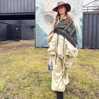 Desainer dan model 38 tahun itu membuat keffiyeh terlihat lebih fashionable dengan mix and match busana yang ia pakai. Seperti penampilannya ini, Alana menggunakan jaket dan celana oversized yang digabungkan dengan keffiyeh yang diikatkan menyamping di tubuhnya.Foto: dok. Instagram