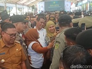 Mentan Amran Sulaiman Bagikan Benih Padi Inbrida-Kambi ke Petani di Palopo