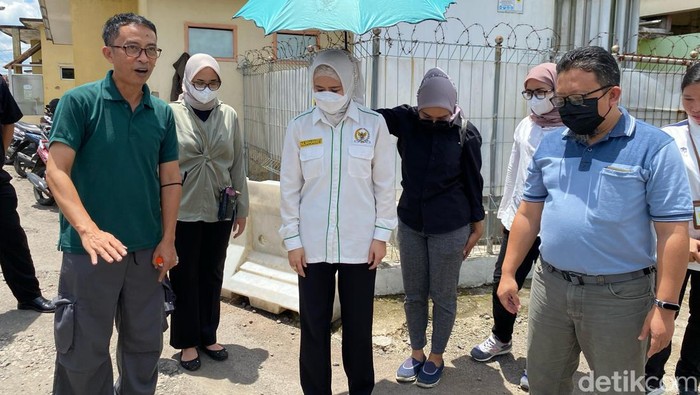 Anggota Komisi IX DPR RI Nurhayati Effendi saat melakukan sidak bersama Kemenkes ke RSUD dr Soekardjo Tasikmalaya yang kerap dilanda banjir pada Sabtu (3/2/2024).