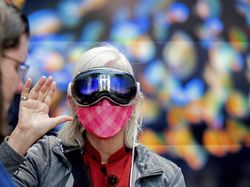 Penampakan Fanboy Apple Berduyun-duyun Jajal Headset Vision Pro