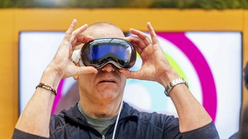 Suasana di dalam Apple Store Palo Alto saat pengunjung mencoba headset Vision Pro. Foto: AP/Noah Berger