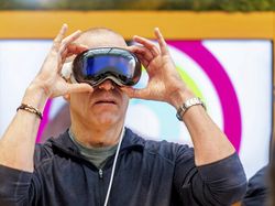 Penampakan Fanboy Apple Berduyun-duyun Jajal Headset Vision Pro