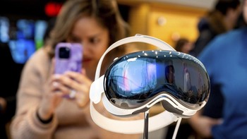 Untuk membeli perangkat ini, pelanggan harus melakukan scan menggunakan Face ID untuk menentukan ukuran strap atau tali headset. Foto: AP/Noah Berger