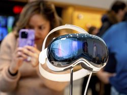 Penampakan Fanboy Apple Berduyun-duyun Jajal Headset Vision Pro