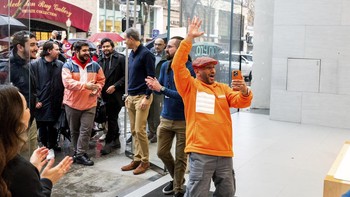 Mohamed Jawad, seorang fanboy Apple asal Dubai, menjadi orang pertama yang membeli headset Vision Pro di toko tersebut. Foto: AP/Noah Berger