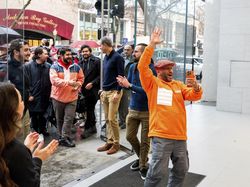 Penampakan Fanboy Apple Berduyun-duyun Jajal Headset Vision Pro