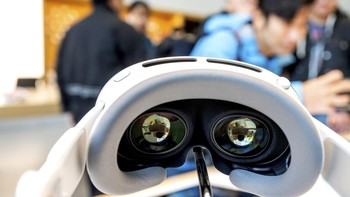 Saat ini headset Apple Vision Pro baru tersedia di Amerika Serikat. Apple kabarnya sudah menjual sekitar 200.000 unit Vision Pro. Foto: AP/Noah Berger