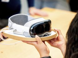 Penampakan Fanboy Apple Berduyun-duyun Jajal Headset Vision Pro