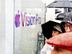 Penampakan Fanboy Apple Berduyun-duyun Jajal Headset Vision Pro