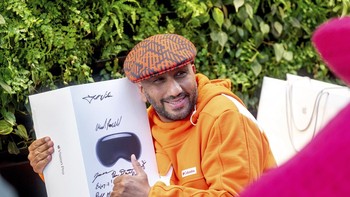 Jawad, yang mengaku sebagai seorang Appleholic berpose dengan headset seharga USD 3.500 atau sekitar Rp 55 jutaan. Foto: AP/Noah Berger
