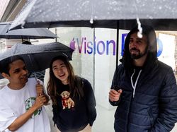 Penampakan Fanboy Apple Berduyun-duyun Jajal Headset Vision Pro