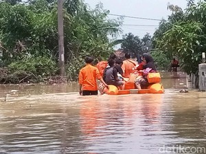 Imat Kembali ke Pengungsian gegara Rumahnya Kebanjiran Lagi