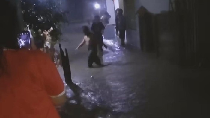 Banjir di Kelurahan Karang Raja, Prabumulih karena curah hujan lebat membuat Sungai Kelekar meluap.