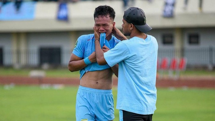 Bek Persela Lamongan Dede Sapari menangis setelah klubnya tak lolos ke semifinal.