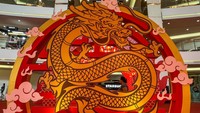 Melansir laman China Highlights, Tahun Baru Imlek 2024 merupakan tahun Naga, tepatnya Naga Kayu. Pergantian tahun ini dimulai tanggal 10 Februari 2024 hingga 28 Januari 2025. Dalam budaya Tionghoa, Naga melambangkan kehormatan, ketangguhan, serta keberuntungan. Rifkianto Nugroho/detikcom