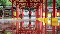 Ritual bersih-bersih kelenteng pun dilakukan sebagai simbol penyucian diri umat Tionghoa dan Tri Dharma dimana memasuki Tahun Baru China semua keburukan umat akan dilunturkan. Pradita Utama/detikcom