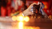 Ritual dilanjutkan dengan pencucian sejumlah patung dewa. Eits jangan salah, pembersihan tak hanya menggunakan sabun, tapi juga memakai jeruk nipis. Karena hampir seluruh patung berbahan dasar logam. Pradita Utama/detikcom