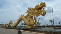 Semarak Imlek juga dirasakan di kawasan Pantai Indah Kapuk (PIK) 2, Jakarta Utara. Sebuah patung naga raksasa terbentang sepanjang 153 meter dengan tinggi 9,9 meter. Diketahui, patung naga ini dibuat dan dikirim langsung dari Xiamen di China lho. Rifkianto Nugroho/detikcom