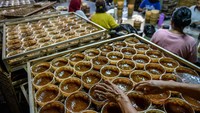 Kesibukan lainnya dilakukan para pekerja di Pabrik Dodol Tekkie, Bandung, Jawa Barat. Jelang Tahun Baru Imlek 2024 produksi dodol keranjang di pabrik yang berdiri sejak 1940 tersebut dapat mencapai 5.000 potong per hari karena tingginya permintaan dari konsumen. ANTARA FOTO/Raisan Al Farisi