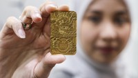 Bahkan, PT Aneka Tambang Tbk, ikut memeriahkan Imlek 2024 dengan menghadirkan emas batangan bergambar naga kayu. Emas Imlek Shio Naga ini hadir dengan berat 8 gram dan 88 gram. ANTARA FOTO/Rivan Awal Lingga