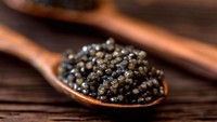 Caviar terkenal sebagai makanan mewah. Telur ikan sturgeon itu jadi menu pilihan Kim Jong Un saat menghadiri jamuan di sebuah hotel di Hanoi pada 2019. Foto: Mirror.co.uk / @niky.mamand