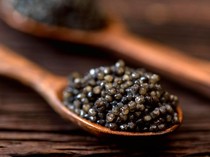 Bikin Mual! Begini Proses Pengambilan Kaviar dari Dalam Perut Ikan