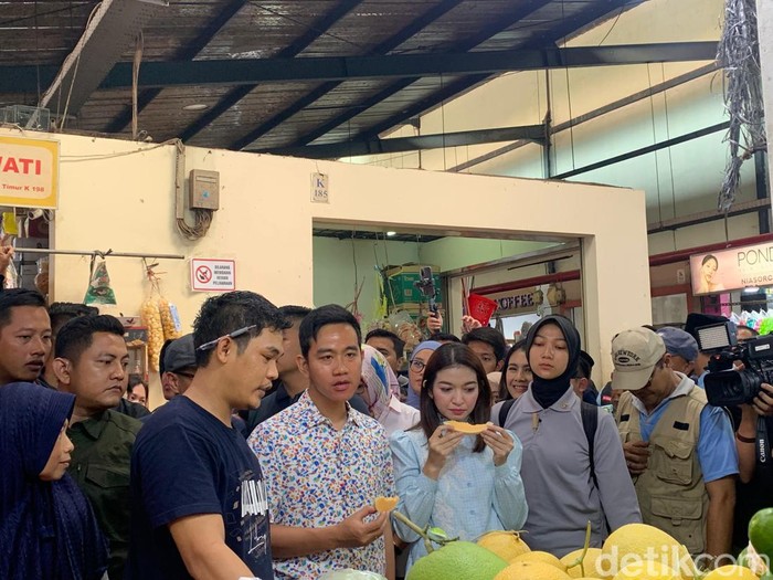Cawapres nomor urut 2 Gibran Rakabuming Raka bersama istrinya, Selvi Ananda blusukan ke Pasar Modern BSD (Mulia/detikcom).