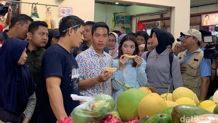 Cawapres nomor urut 2 Gibran Rakabuming Raka bersama istrinya, Selvi Ananda blusukan ke Pasar Modern BSD (Mulia/detikcom).