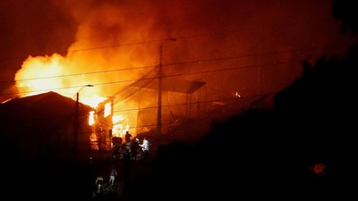 Kebakaran Hutan di Chili Merembet ke Rumah Warga