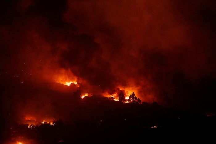 A house burns following the spread of wildfires in Vina del Mar Chile, February 3, 2024. REUTERS/Rodrigo Garrido