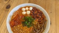 Di sini juga ada Sop Mie Asin spesial Singkawang. Berupa misoa dilengkapi teri, kacang, baso ikan, dan keripik singkong pedas. Foto: Detikcom / Atiqa Rana