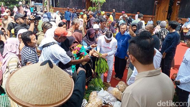 Dedi Mulyadi saat kedatangan warga Majalengka yang ingin dukung Prabowo di Pilpres, Sabtu (3/2/2024).