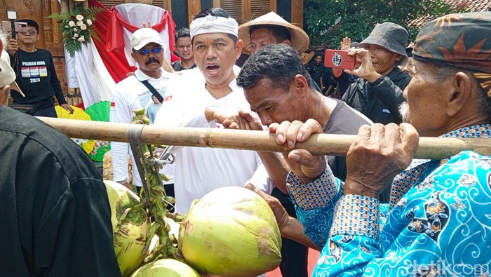 Dedi Mulyadi saat kedatangan warga Majalengka yang ingin dukung Prabowo di Pilpres, Sabtu (3/2/2024).