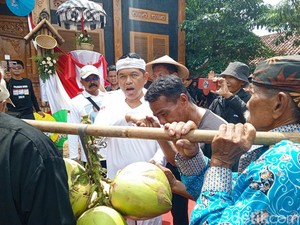 Dukung Prabowo, Warga Majalengka Bawa Hasil Panen Temui Dedi Mulyadi