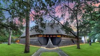 Bagi yang menonton film Star Wars, rumah di Texas ini terinspirasi dari topeng Darth Vader. Rumah yang memiliki luas sekitar 2.000 meter persegi ini terdiri dari 4 tempat tidur, 5 kamar mandi, dapur, ruang makan, kolam renang, dan kantor. Foto: Sothebys International Realty via loveproperty.com