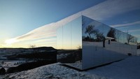 Rumah berbentuk persegi panjang Bernama Casa Invisibile di Ljubljana, Slovenia ini dibalut cermin di bagian luarnya. Rumah berukuran 14 x 3,3 meter ini dirancang oleh studio Austria, Delugan Meissl Associated Architects. Di dalamnya terdapat interior kamar modern dan minimalis yang memakai warna earth tone. Foto: Delugan Meissl Associated Architects / Christian Brandstätter via loveproperty.com
