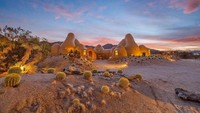 Rumah Hobbit seperti di Film Lord of the Ring sekarang bisa ditemui di Taman Nasional Joshua Tree di California. Rumah ini bernama Bonita Domes berbentuk kubah besar dan kecil dengan luas 1.339 kaki persegi. Di dalamnya terdapat dapur, ruang tamu, 2 kamar tidur, dan 2 kamar mandi. Foto: Coldwell Banker Realty via loveproperty.com