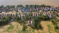 Seratusan kepala keluarga (KK) terisolasi sejak tiga minggu terakhir akibat terendamnya akses jalan dan hampir seluruh kawasan permukiman setempat.