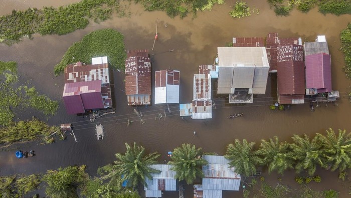Desa terisolasi banjir di Jambi Foto udara kawasan permukiman yang terendam banjir luapan Sungai Batanghari di Gedong Karya, Muaro Jambi, Jambi, Sabtu (3/2/2024). Seratusan kepala keluarga (KK) terisolasi sejak tiga minggu terakhir akibat terendamnya akses jalan dan hampir seluruh kawasan permukiman setempat. ANTARA FOTO/Wahdi Septiawan/rwa.