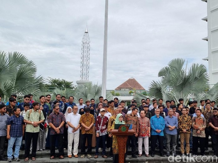 Dewan Guru Besar Universitas Muhammadiyah Yogyakarta (UMY) saat pembacaan pesan kebangsaan dan imbauan moral kepada seluruh penyelenggara negara di Kampus UMY, Kabupaten Bantul, DIY, Sabtu (3/2/2024).