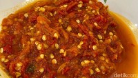 Makan Lo-Deh menawarkan sambal dadak seharga Rp 2 ribu per sendok. Sambal ini menghadirkan sensasi pedas segar yang nikmat!