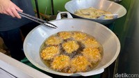 Di bagian depan, kami disambut area menggoreng. Ada bakwan hingga tempe mendoan yang tersaji hangat-hangat di sana.