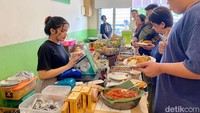 Kedai makanan rumahan ini menawarkan lauknya dengan sistem prasmanan. Pembeli pun perlu mengambil nasi, sayur, dan lauknya sendiri.