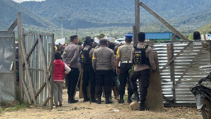 Kampanye Caleg Partai Hanura, Sepanya Agapa di Kabupaten Dogiyai, Papua Tengah diwarnai perkelahian antara pendukung.