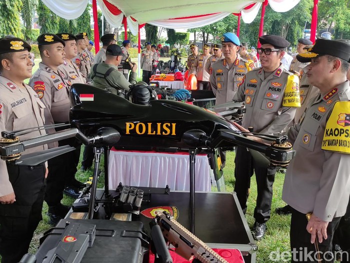 Drone pelontar gas air mata milik Polda Jateng ditunjukkan dalam apel kesiapan pengamanan pemilu di Simpang Lima Semarang, Sabtu (3/2/2024).