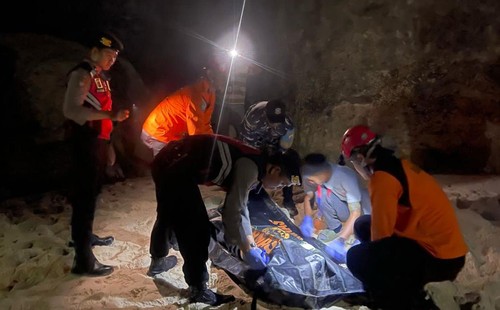 Evakuasi warga asal Magetan yang tewas setelah terjatuh dari tebing di Pantai Diamond (Diamond Beach), Nusa Penida, Klungkung, Bali, Jumat malam (2/2/2023). (Dok Polsek Nusa Penida)