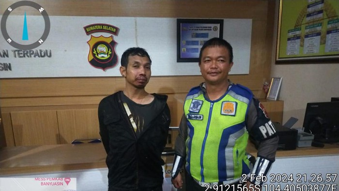 Evriadi pelaku tabrak lari di Banyuasin saat diamankan.