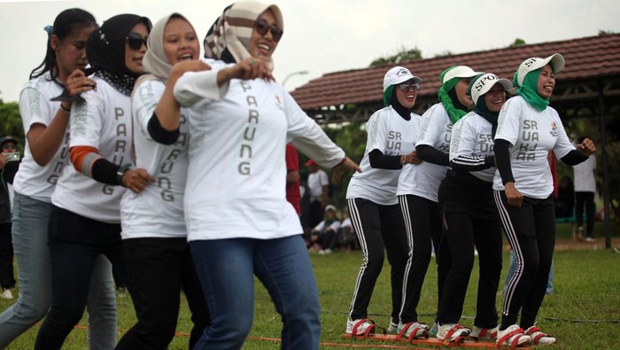 Festival olahraga rekreasi masyarakat di Bogor Peserta memainkan olahraga panahan pada Festival Olahraga Rekreasi di area Stadion Pakansari, Kabupaten Bogor, Jawa Barat, Sabtu (3/2/2024). Festival yang digelar oleh Federasi Olahraga Rekreasi Masyarakat Indonesia (FORMI) Kabupaten Bogor tersebut untuk meningkatkan minat warga di daerah terhadap olahraga rekreasi masyarakat seperti lari balok, egrang, panahan hingga airsoftgun . ANTARA FOTO/Yulius Satria Wijaya/nz.